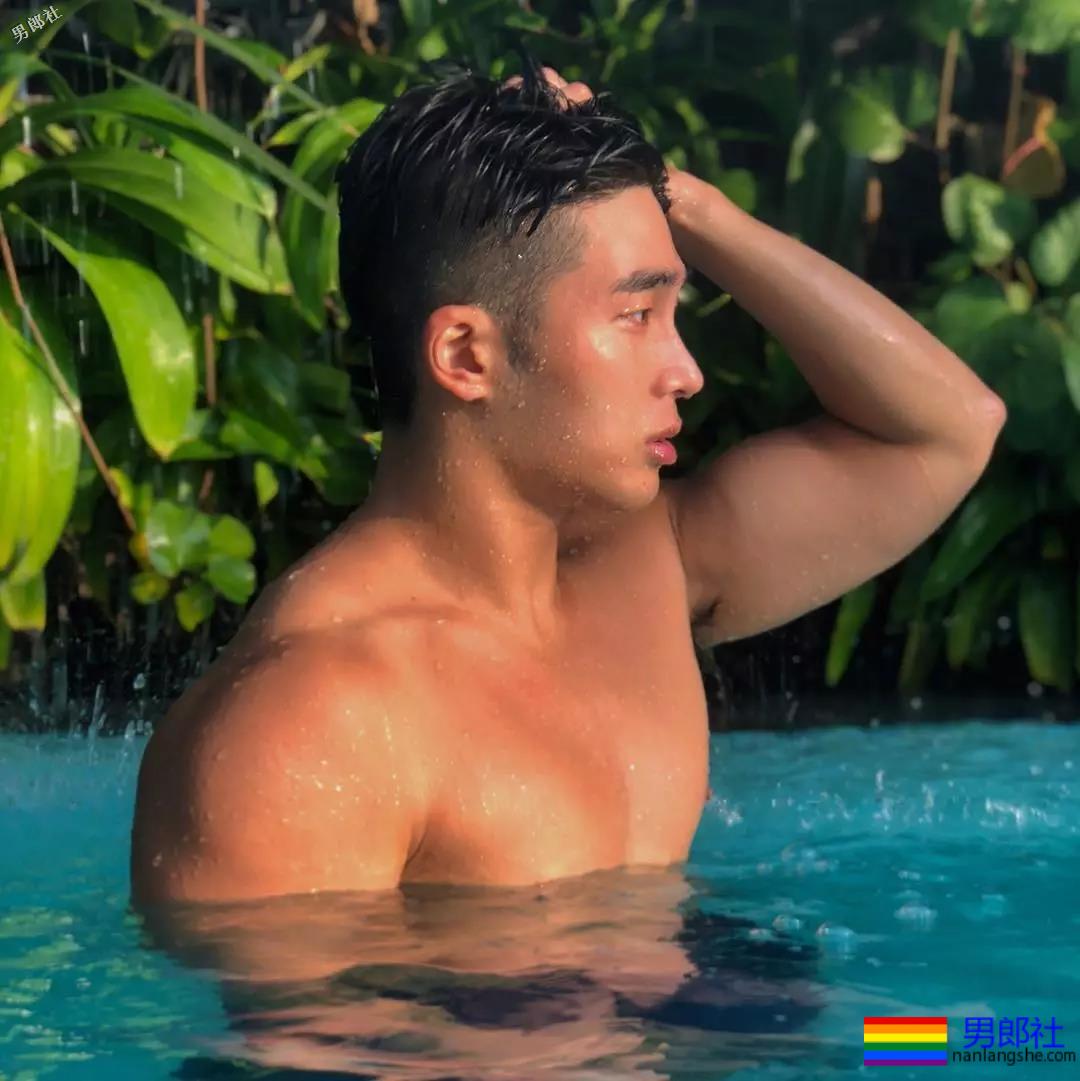 短裤穿得比汪小菲还紧！身高太矮胸肌再大也难挽救 - 51虹马