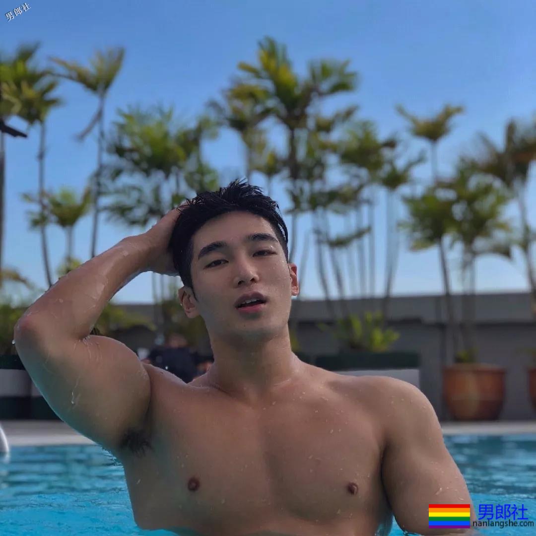 短裤穿得比汪小菲还紧！身高太矮胸肌再大也难挽救 - 51虹马