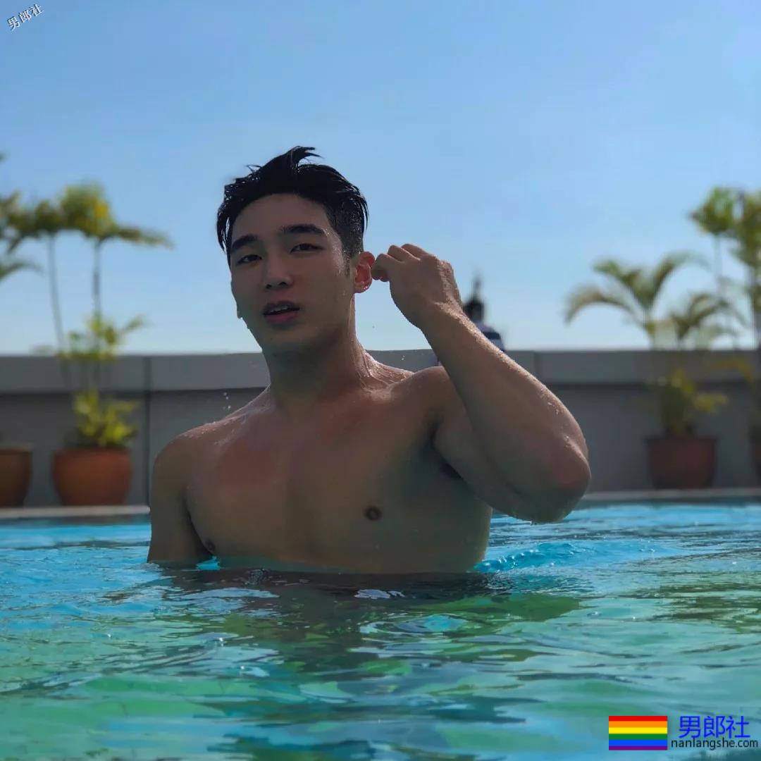 短裤穿得比汪小菲还紧！身高太矮胸肌再大也难挽救 - 51虹马