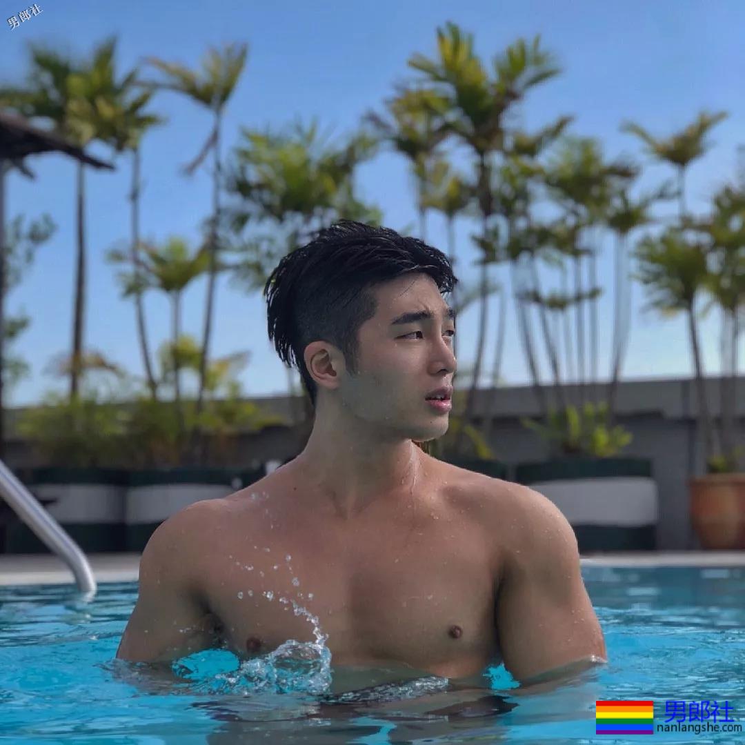 短裤穿得比汪小菲还紧！身高太矮胸肌再大也难挽救 - 51虹马