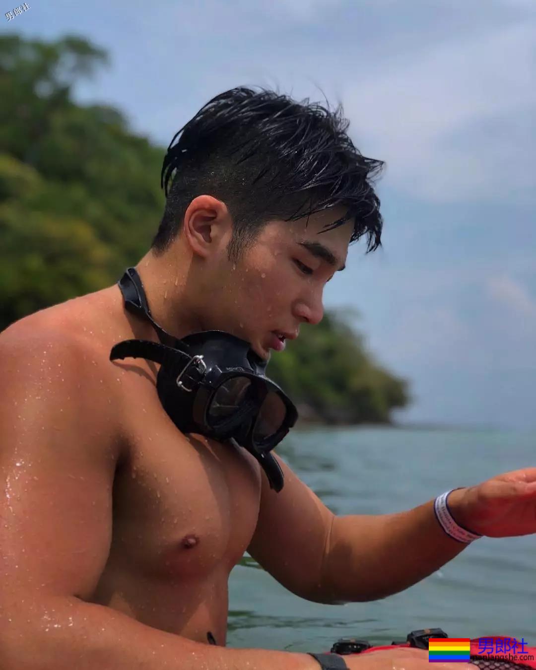 短裤穿得比汪小菲还紧！身高太矮胸肌再大也难挽救 - 51虹马