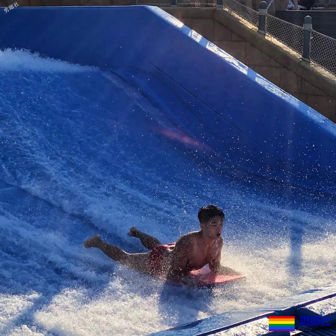 短裤穿得比汪小菲还紧！身高太矮胸肌再大也难挽救 - 51虹马