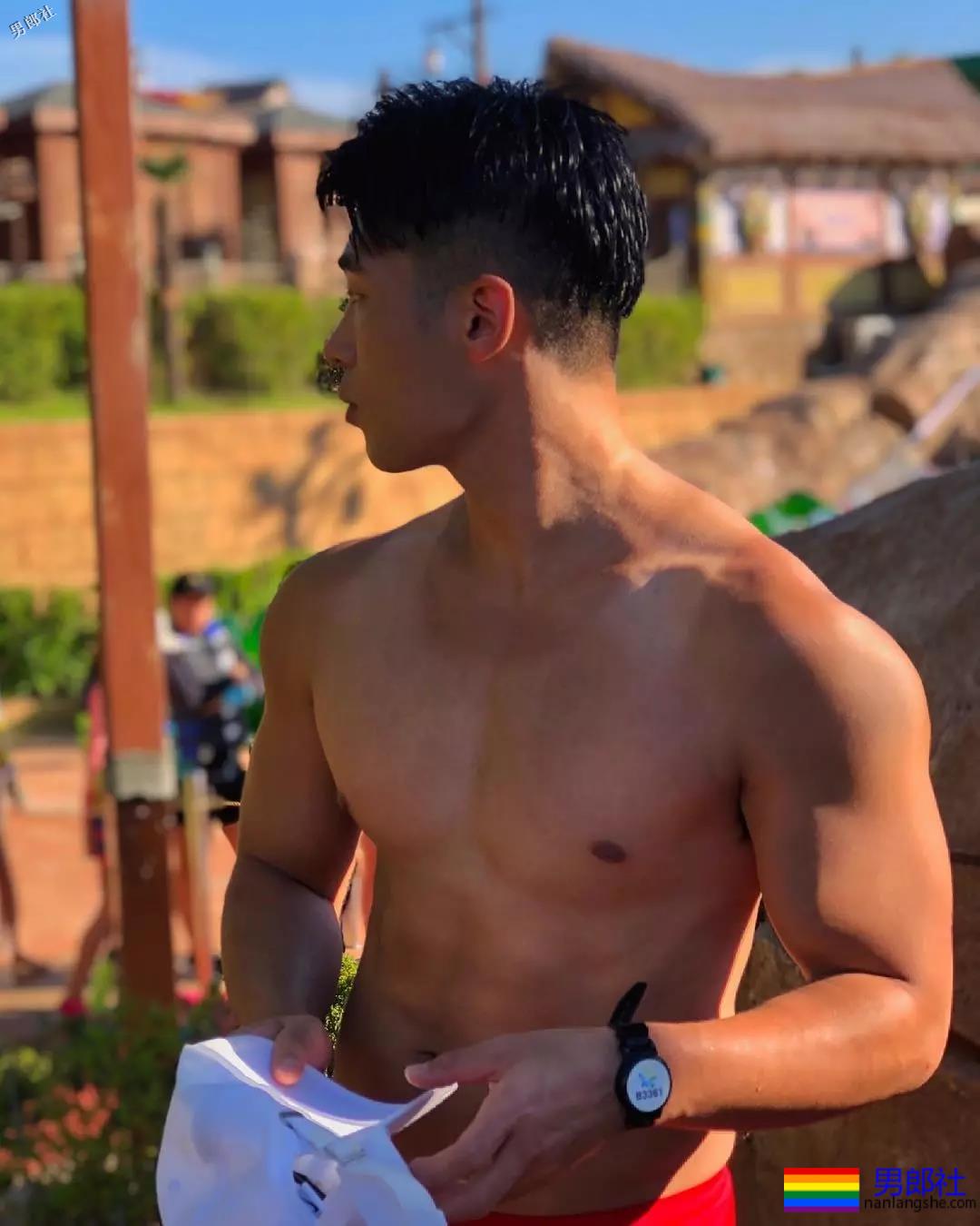 短裤穿得比汪小菲还紧！身高太矮胸肌再大也难挽救 - 51虹马