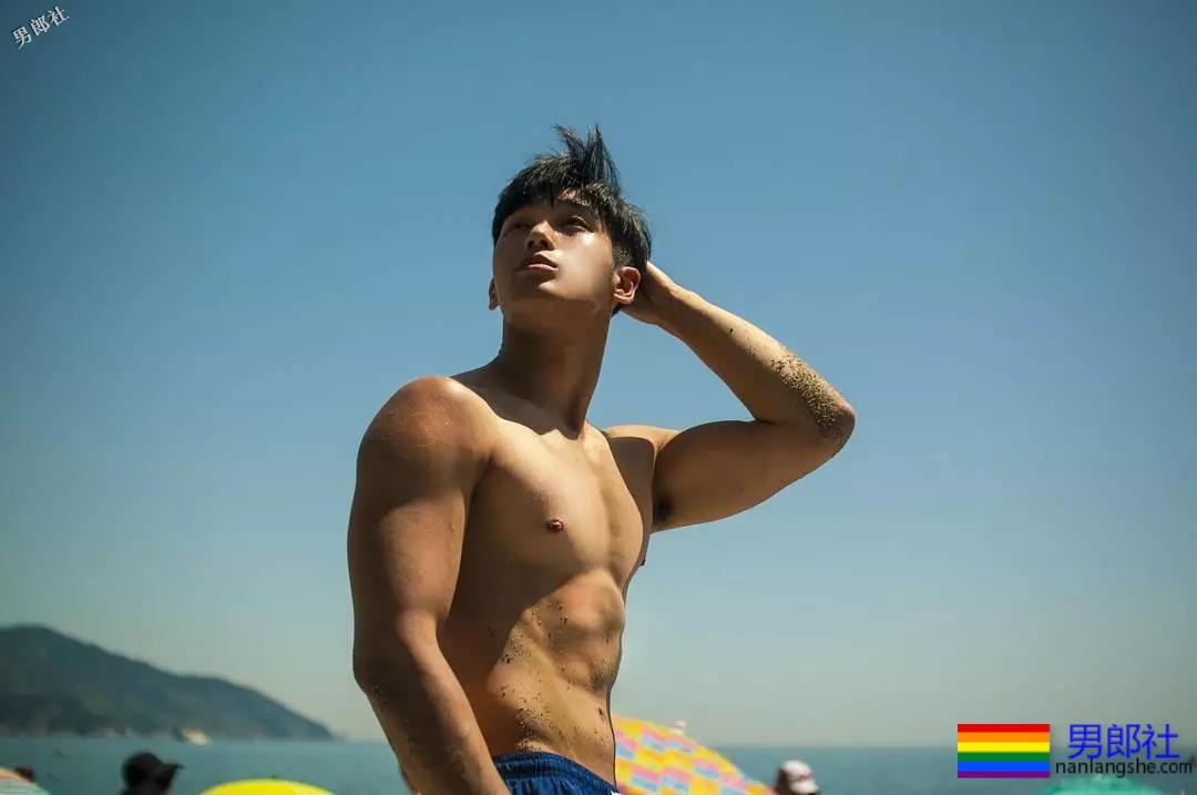 短裤穿得比汪小菲还紧！身高太矮胸肌再大也难挽救 - 51虹马