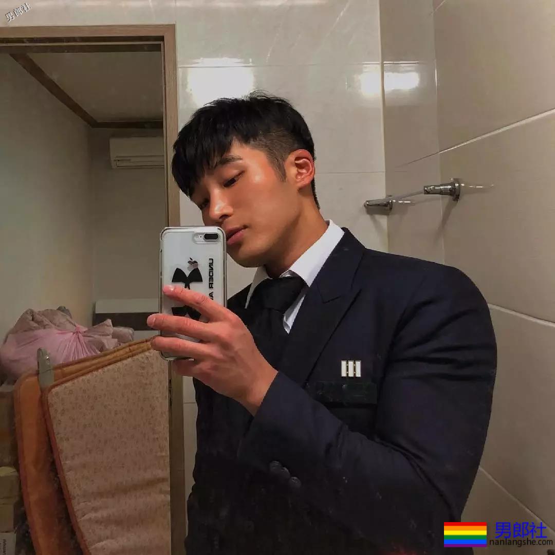 短裤穿得比汪小菲还紧！身高太矮胸肌再大也难挽救 - 51虹马