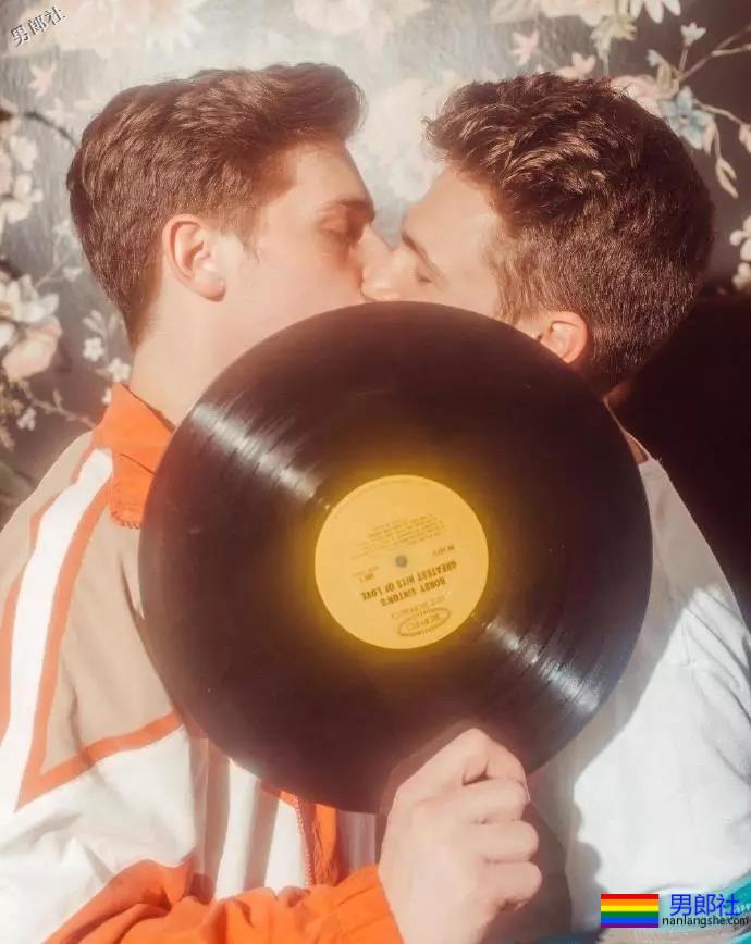 名媛夫夫秀恩爱，基友都羡慕大! - 51虹马