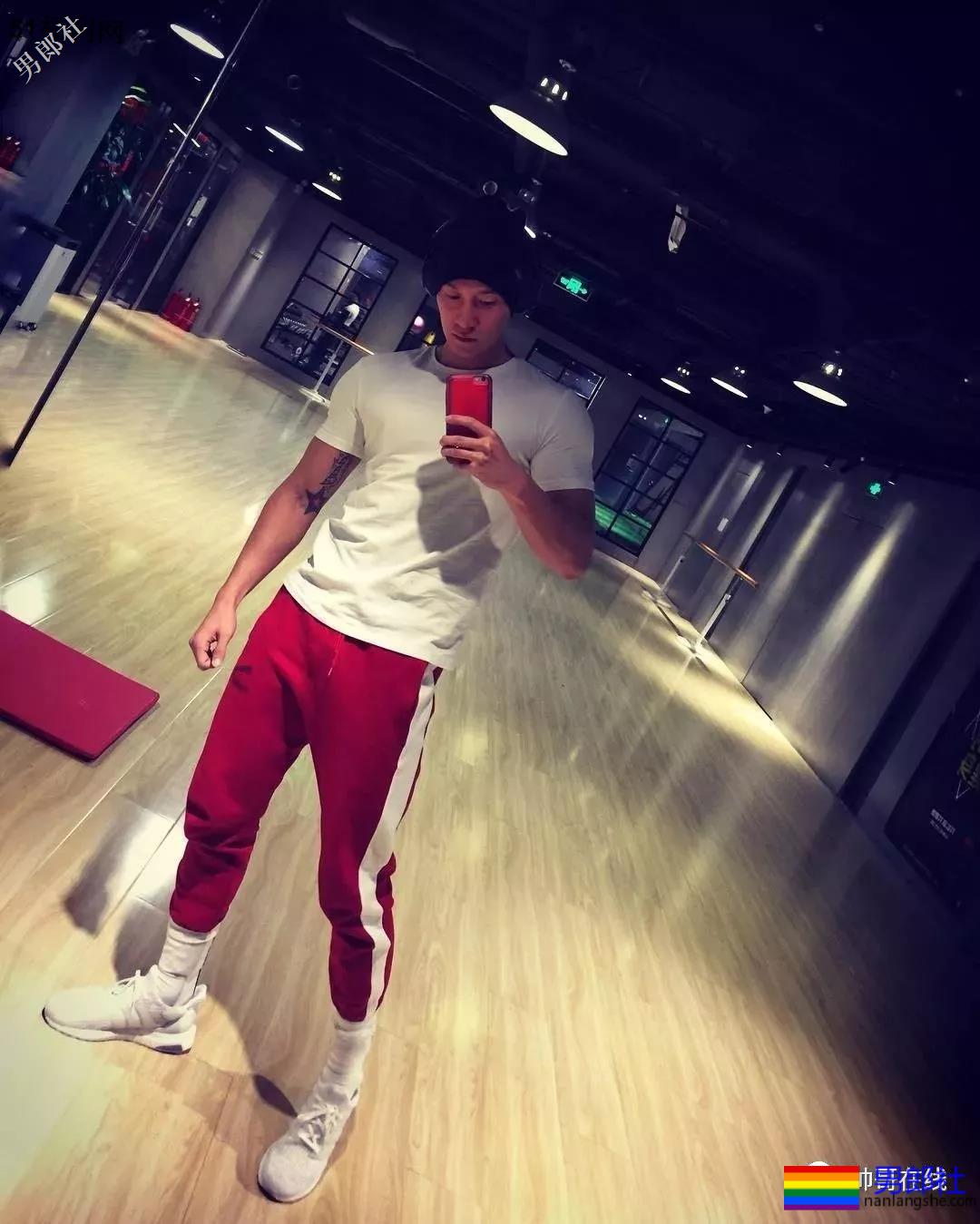 185东北肌肉男大闹影视圈，长腿腹肌腱子肉，这样的爷们谁遭得住！？ - 51虹马