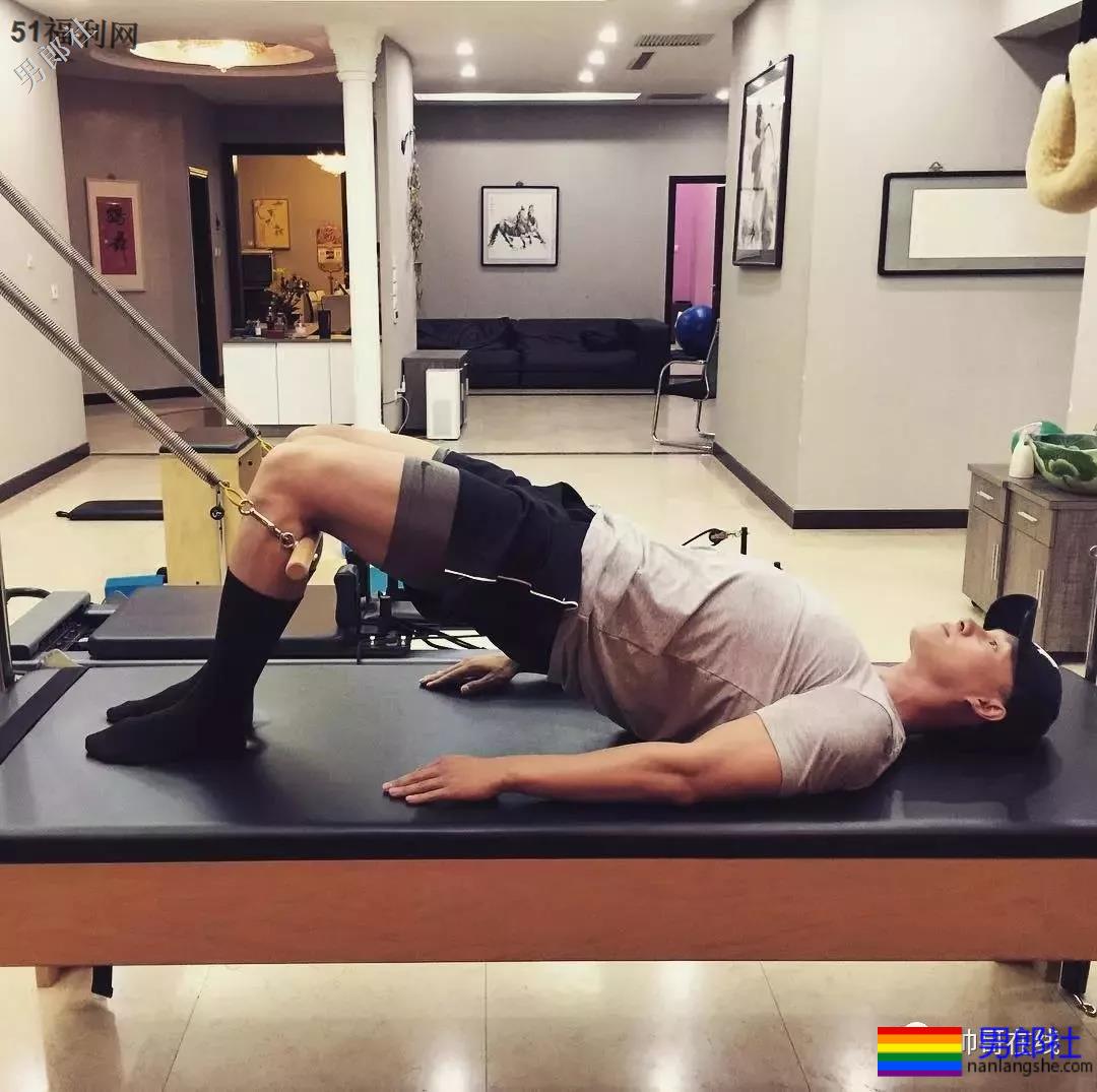 185东北肌肉男大闹影视圈，长腿腹肌腱子肉，这样的爷们谁遭得住！？ - 51虹马