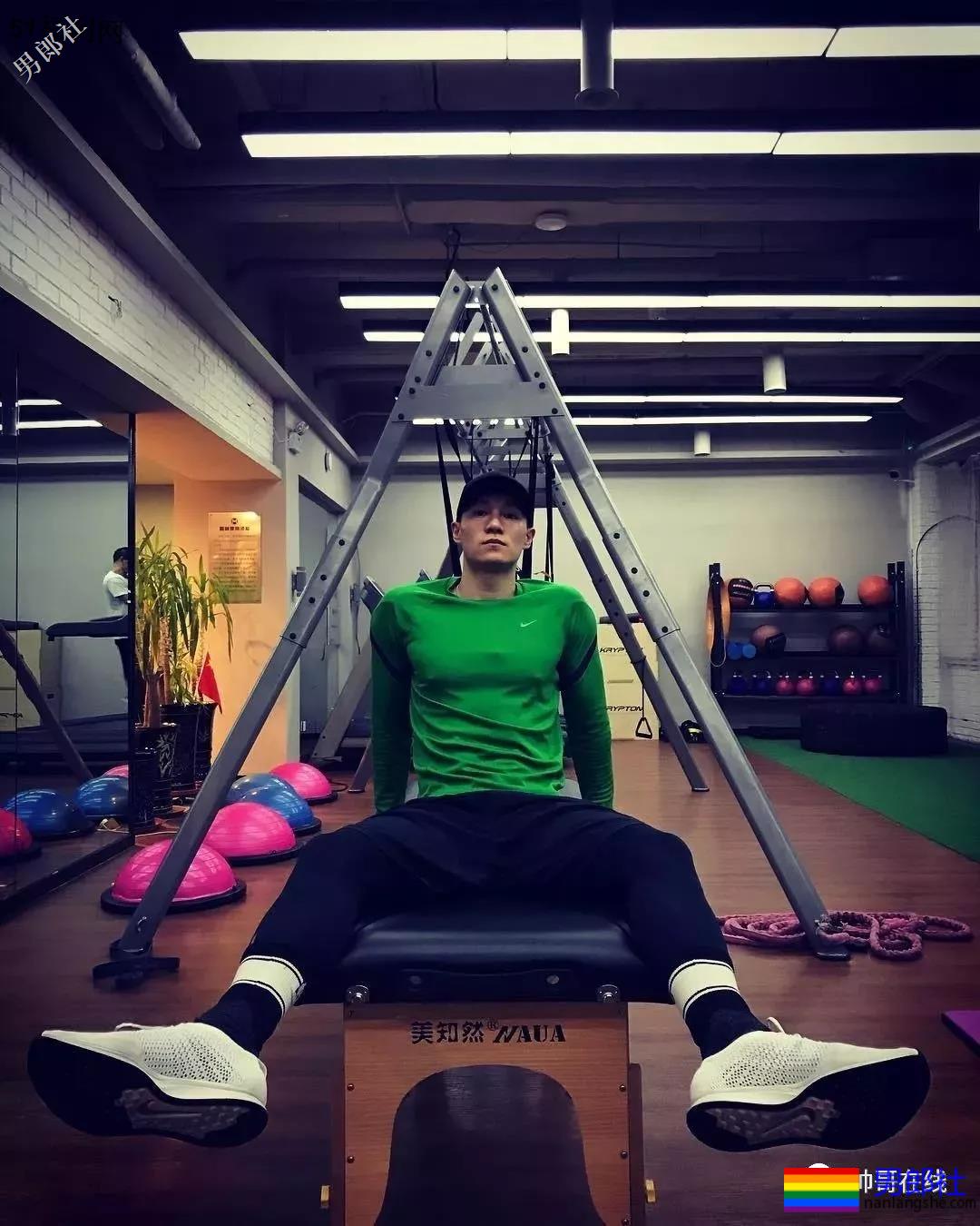 185东北肌肉男大闹影视圈，长腿腹肌腱子肉，这样的爷们谁遭得住！？ - 51虹马