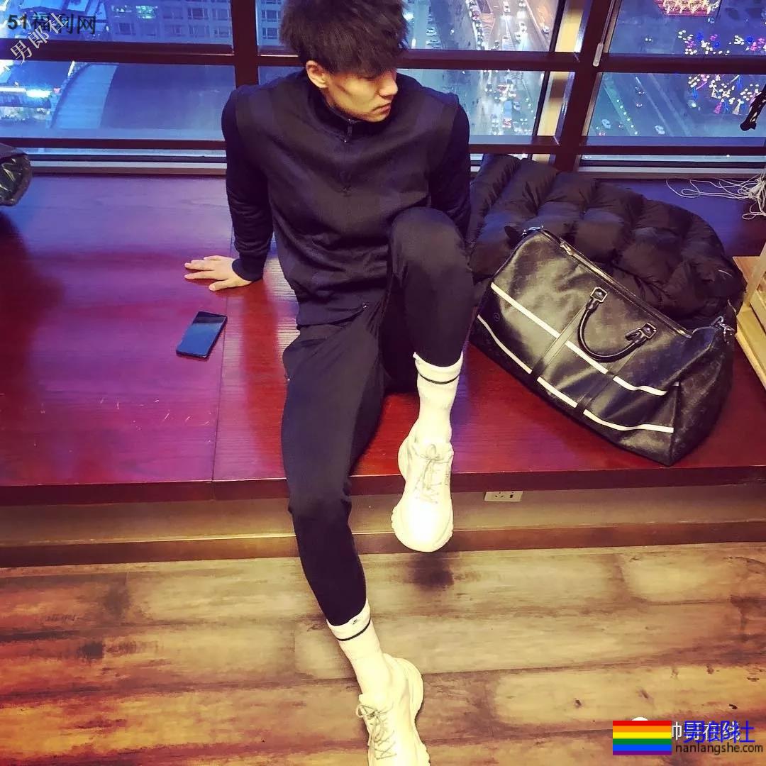 185东北肌肉男大闹影视圈，长腿腹肌腱子肉，这样的爷们谁遭得住！？ - 51虹马