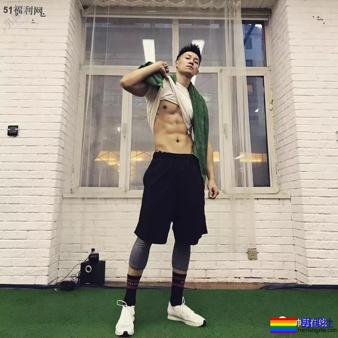 185东北肌肉男大闹影视圈，长腿腹肌腱子肉，这样的爷们谁遭得住！？ - 51虹马