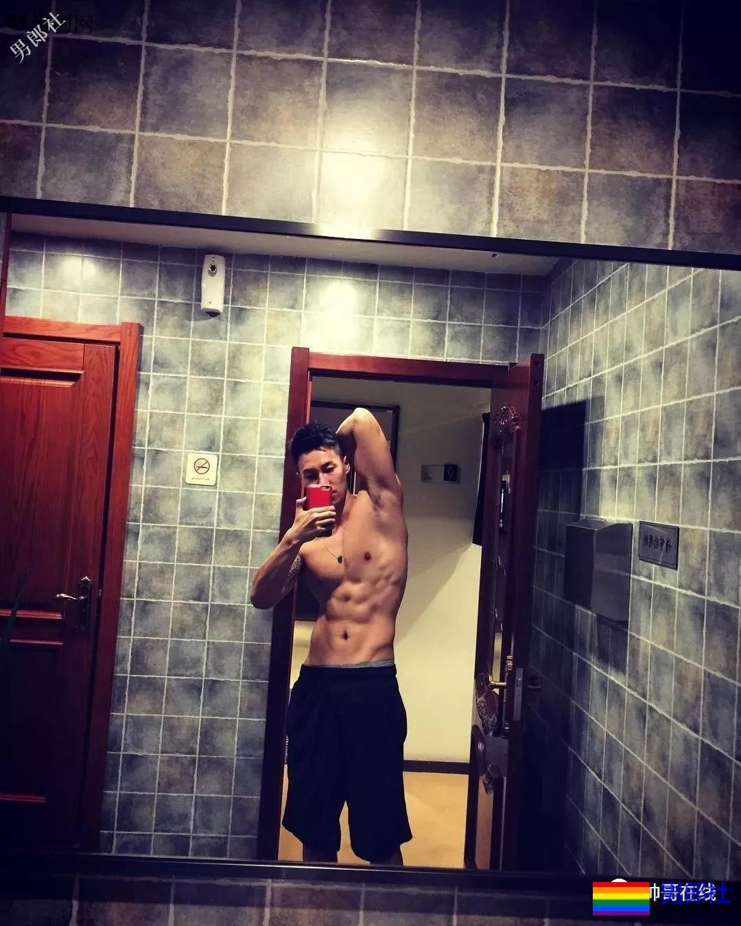 185东北肌肉男大闹影视圈，长腿腹肌腱子肉，这样的爷们谁遭得住！？ - 51虹马