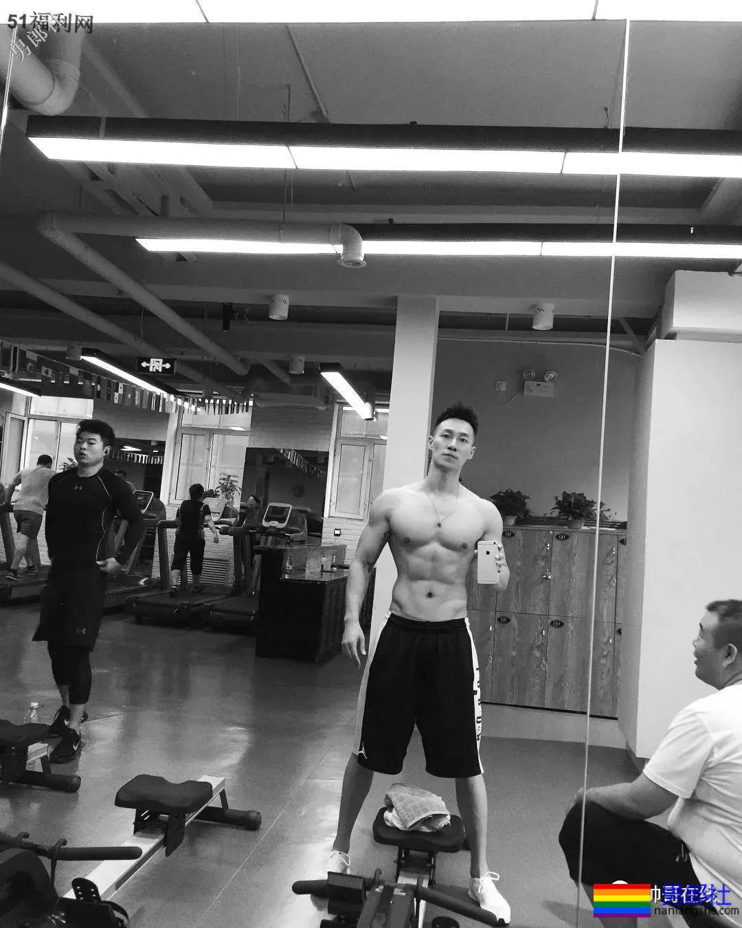 185东北肌肉男大闹影视圈，长腿腹肌腱子肉，这样的爷们谁遭得住！？ - 51虹马