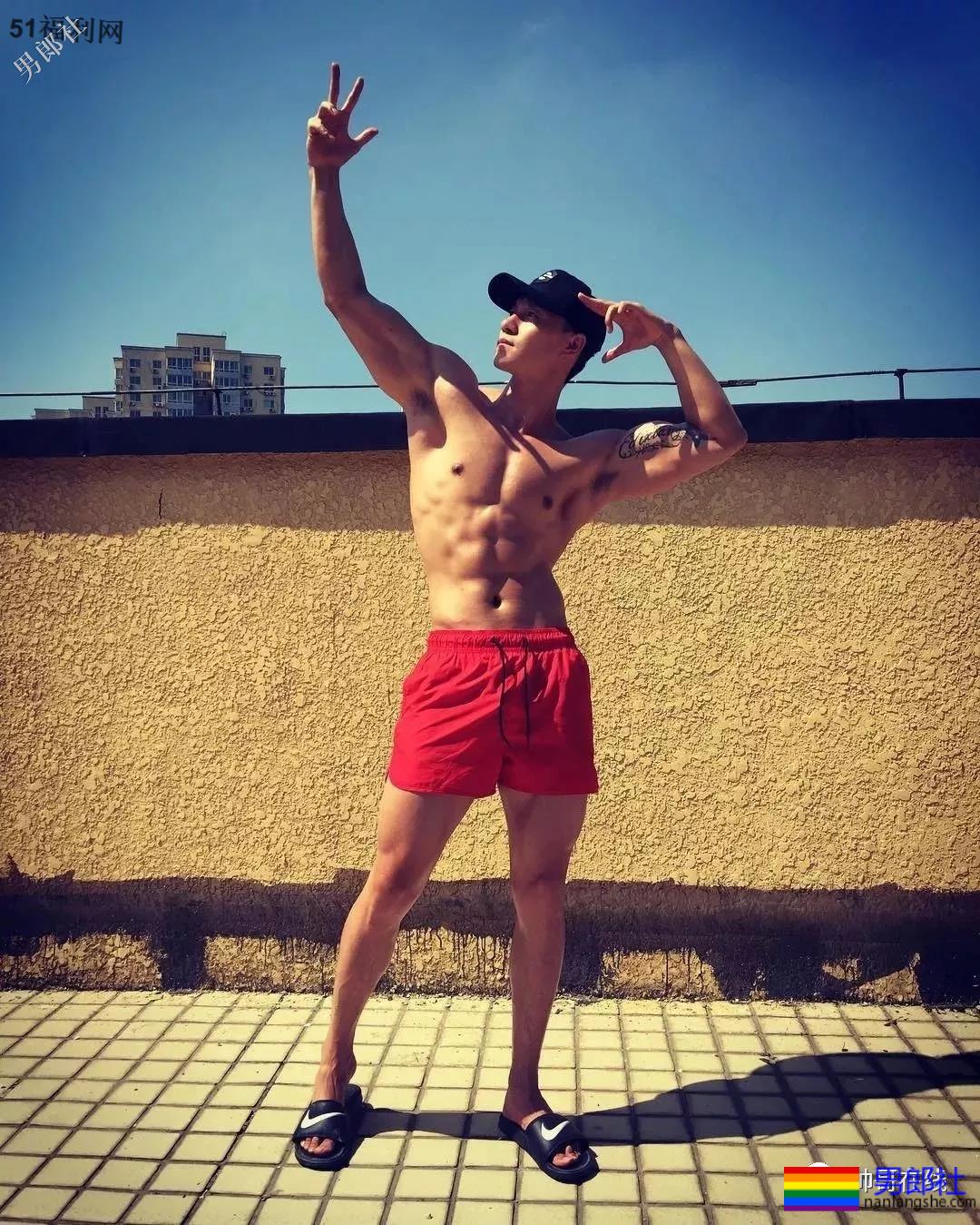 185东北肌肉男大闹影视圈，长腿腹肌腱子肉，这样的爷们谁遭得住！？ - 51虹马