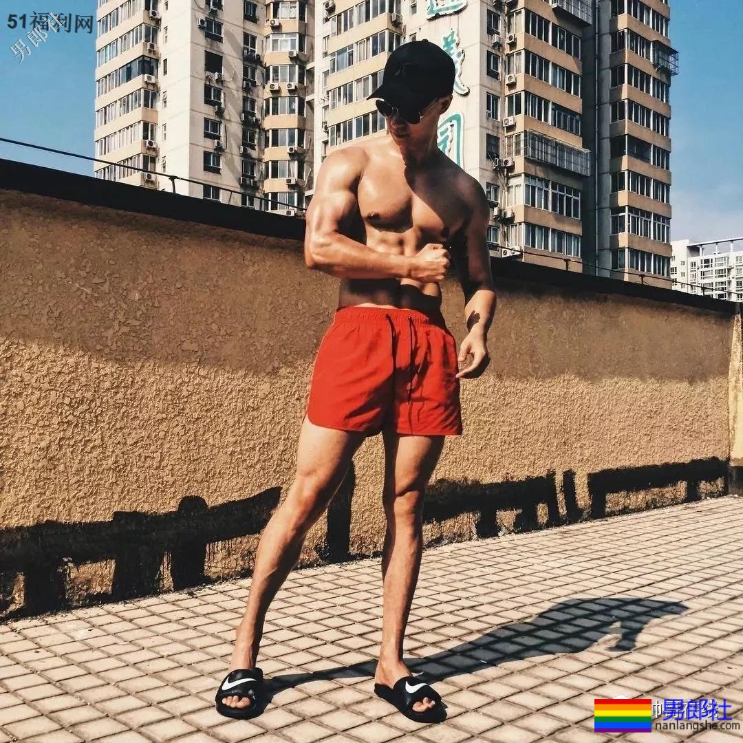 185东北肌肉男大闹影视圈，长腿腹肌腱子肉，这样的爷们谁遭得住！？ - 51虹马