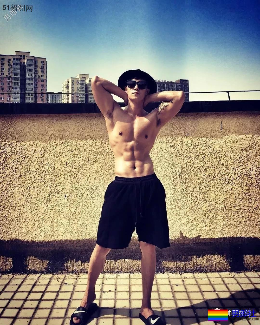 185东北肌肉男大闹影视圈，长腿腹肌腱子肉，这样的爷们谁遭得住！？ - 51虹马