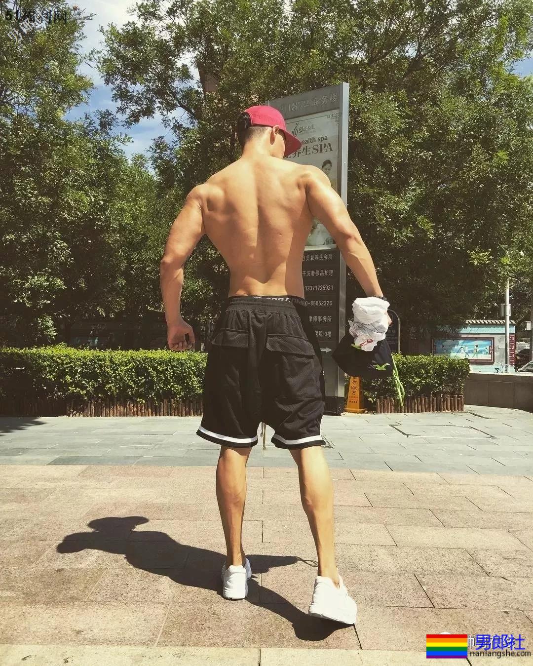 185东北肌肉男大闹影视圈，长腿腹肌腱子肉，这样的爷们谁遭得住！？ - 51虹马