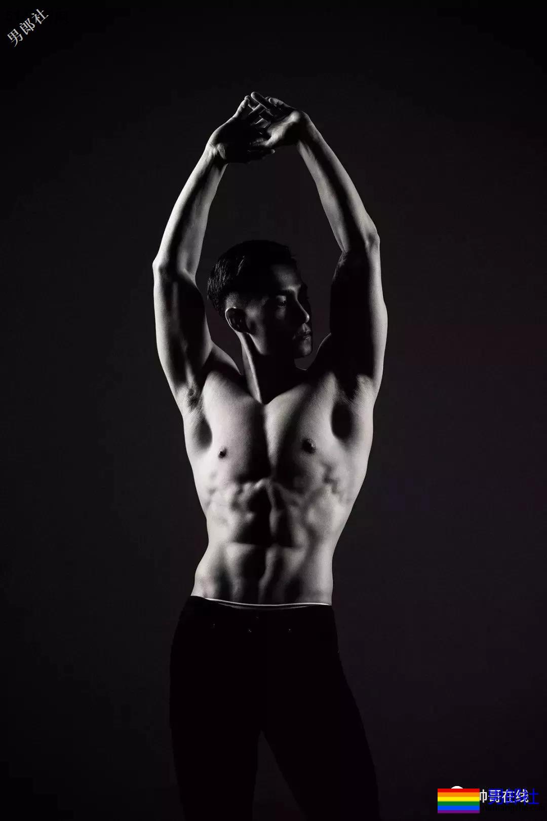 185东北肌肉男大闹影视圈，长腿腹肌腱子肉，这样的爷们谁遭得住！？ - 51虹马