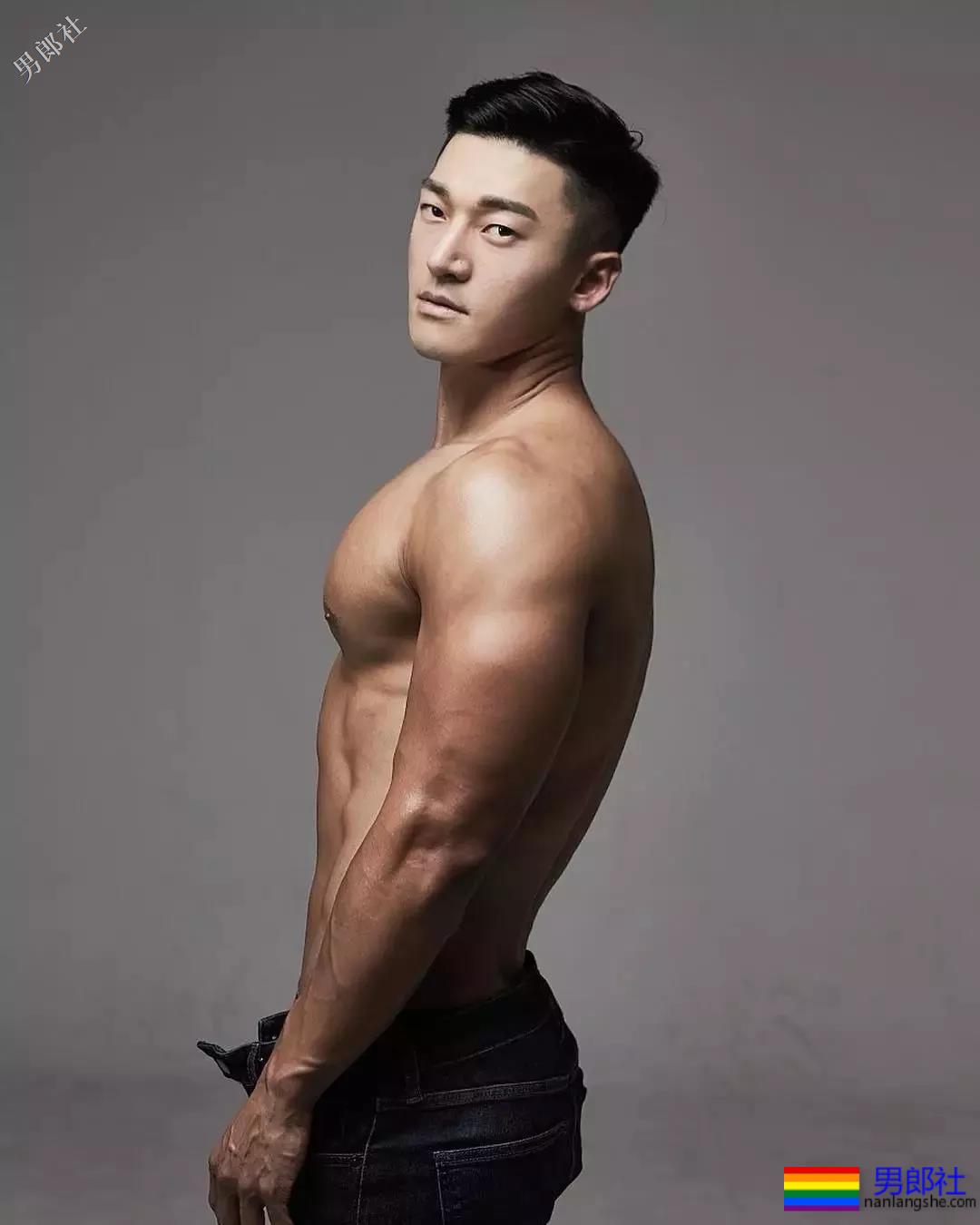 肌肉男大秀逆天D杯胸肌，俬照亮点宊出！-51虹马