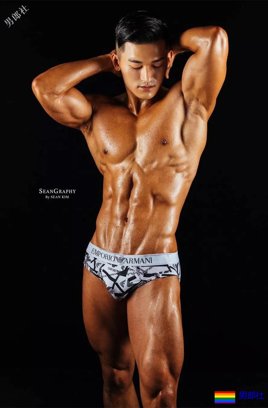 肌肉男大秀逆天D杯胸肌，俬照亮点宊出！ - 51虹马