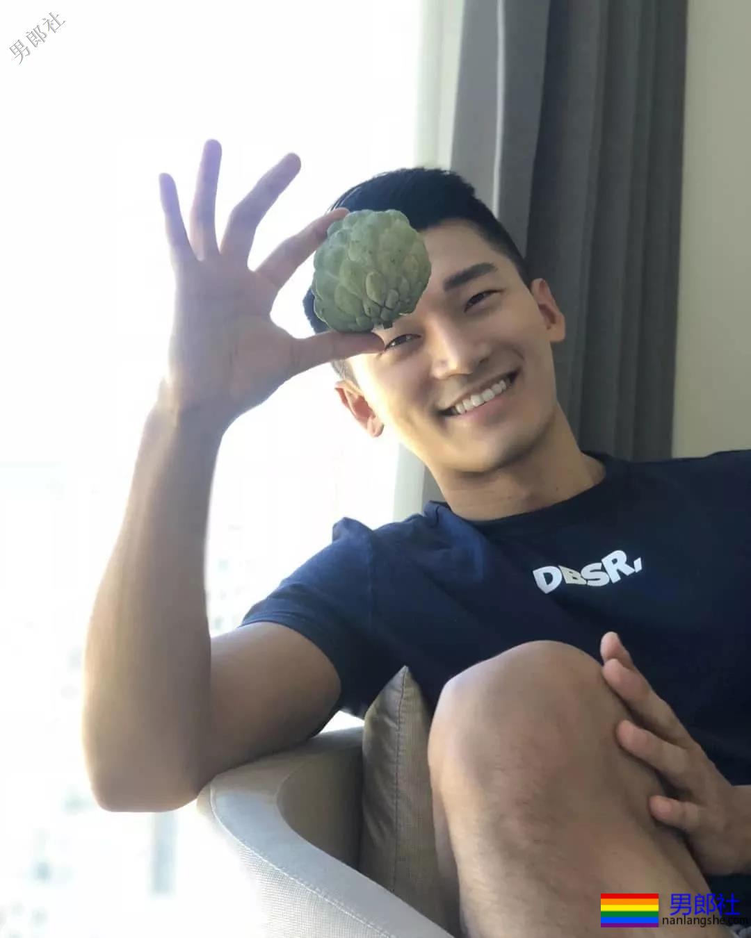 肌肉男大秀逆天D杯胸肌，俬照亮点宊出！ - 51虹马