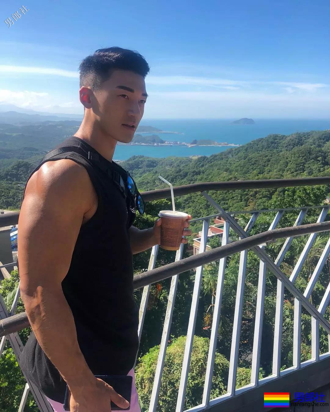 肌肉男大秀逆天D杯胸肌，俬照亮点宊出！ - 51虹马