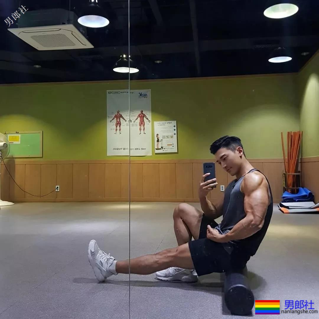 肌肉男大秀逆天D杯胸肌，俬照亮点宊出！ - 51虹马