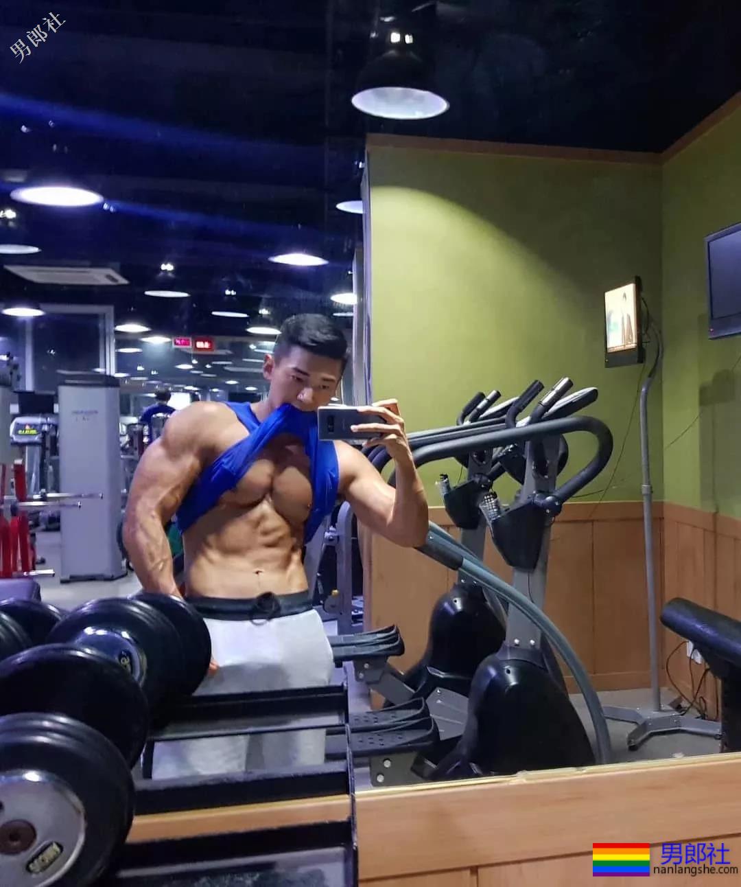 肌肉男大秀逆天D杯胸肌，俬照亮点宊出！ - 51虹马