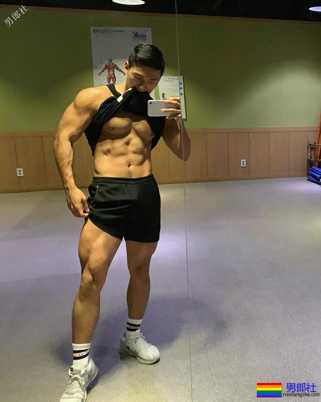 肌肉男大秀逆天D杯胸肌，俬照亮点宊出！ - 51虹马