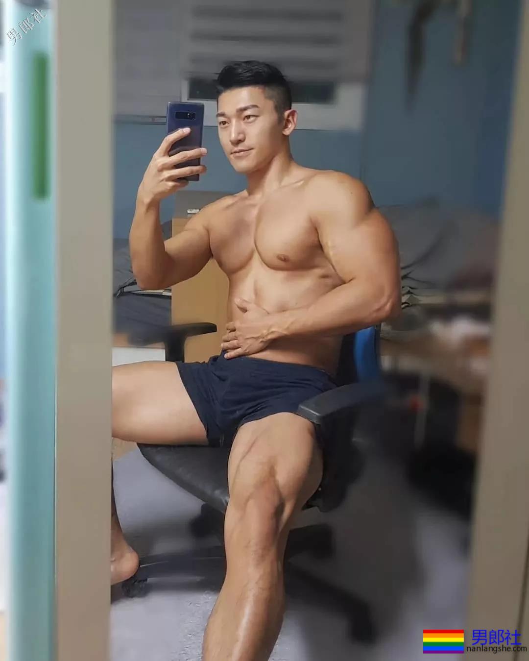 肌肉男大秀逆天D杯胸肌，俬照亮点宊出！ - 51虹马