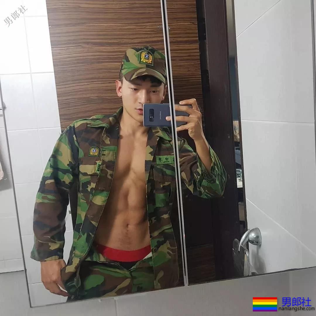 肌肉男大秀逆天D杯胸肌，俬照亮点宊出！ - 51虹马