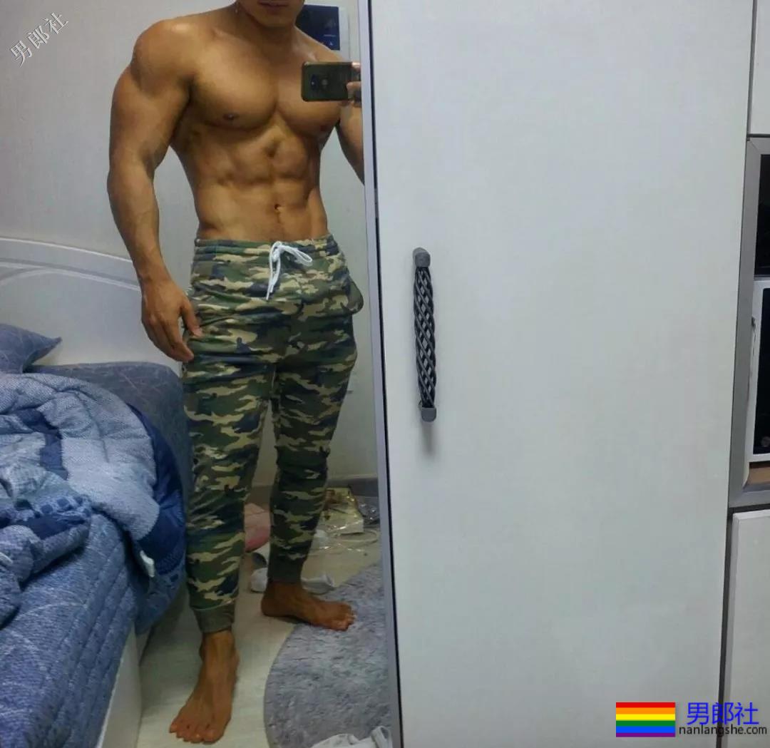 肌肉男大秀逆天D杯胸肌，俬照亮点宊出！ - 51虹马