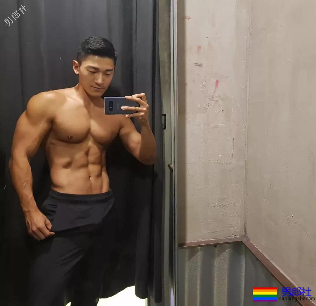 肌肉男大秀逆天D杯胸肌，俬照亮点宊出！ - 51虹马