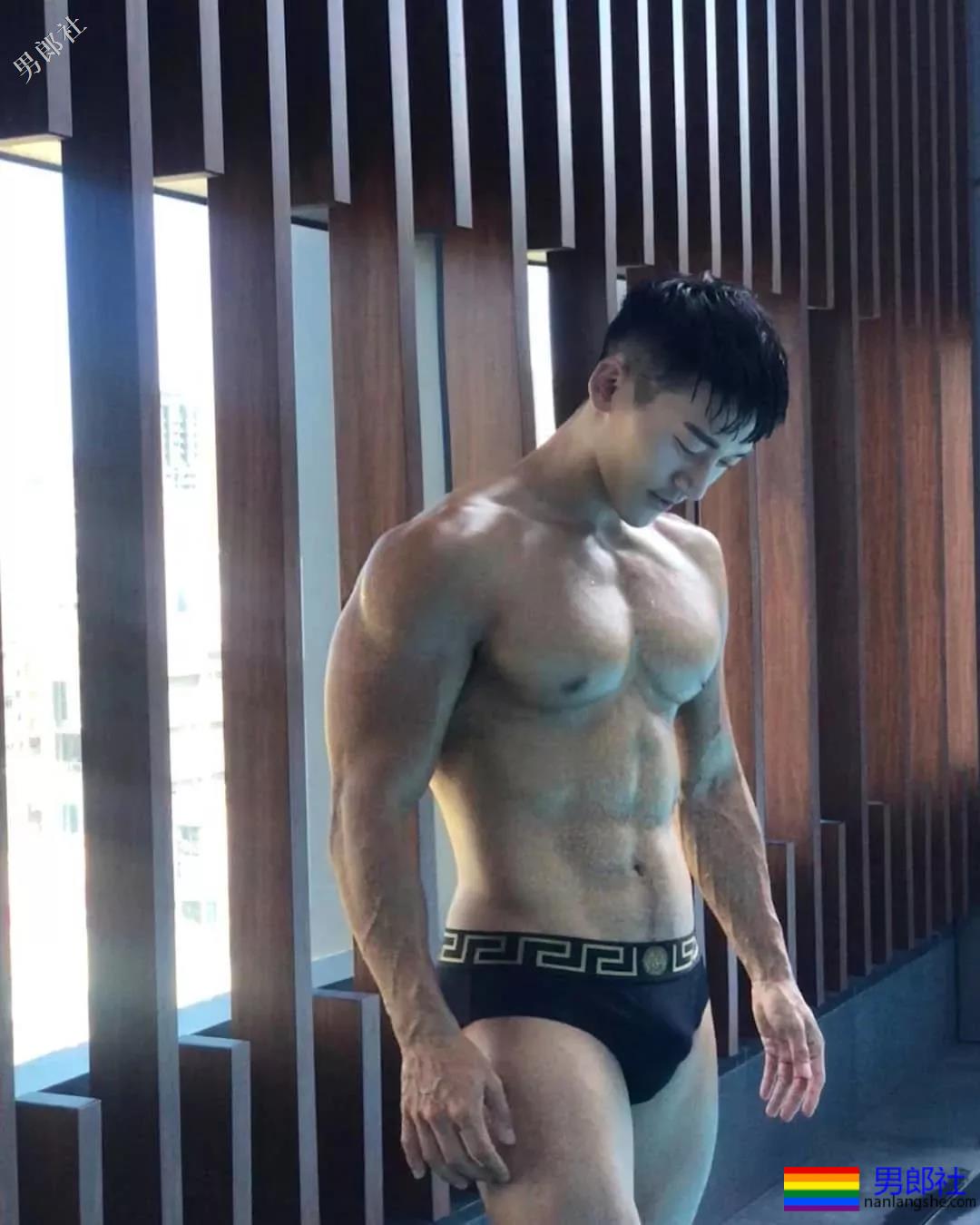 肌肉男大秀逆天D杯胸肌，俬照亮点宊出！ - 51虹马