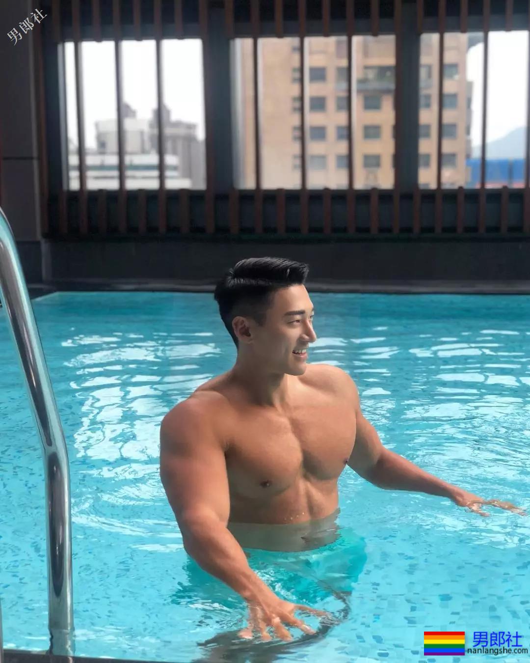 肌肉男大秀逆天D杯胸肌，俬照亮点宊出！ - 51虹马