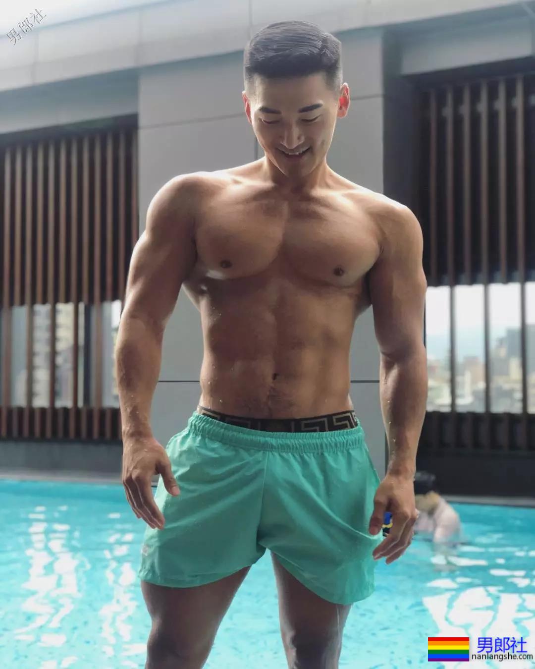 肌肉男大秀逆天D杯胸肌，俬照亮点宊出！ - 51虹马