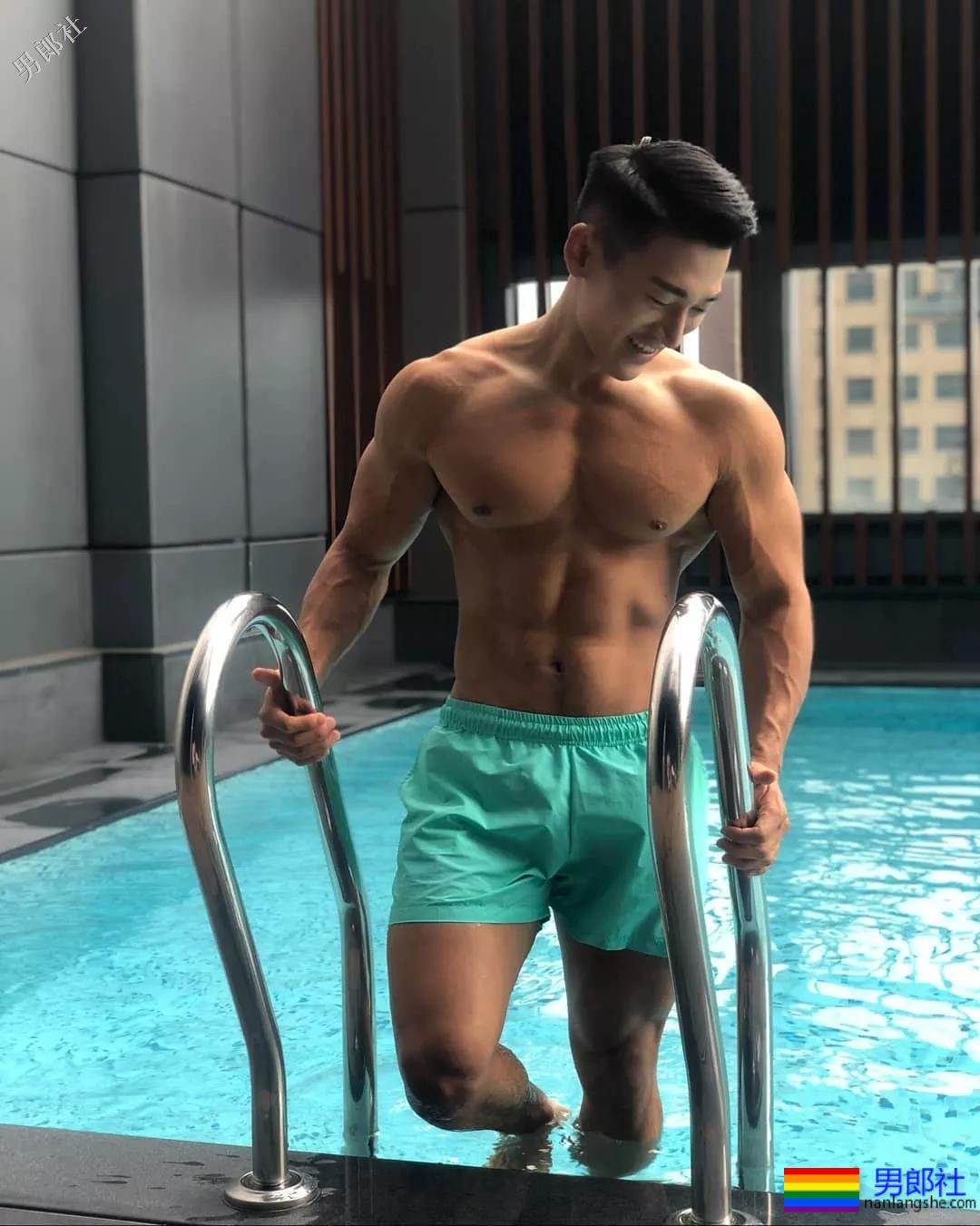 肌肉男大秀逆天D杯胸肌，俬照亮点宊出！ - 51虹马