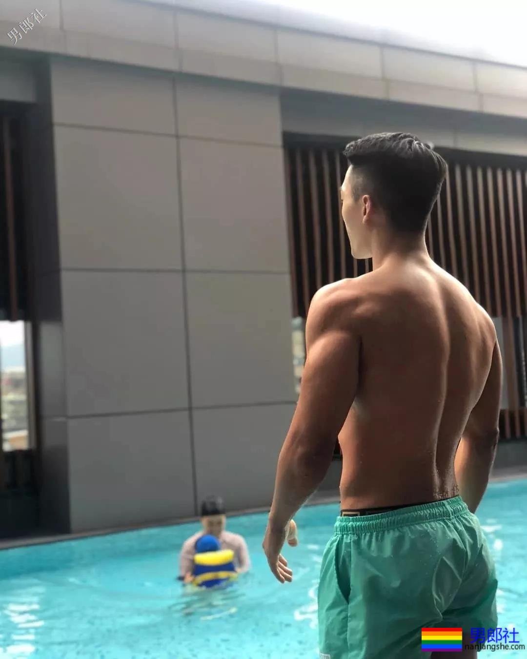 肌肉男大秀逆天D杯胸肌，俬照亮点宊出！ - 51虹马