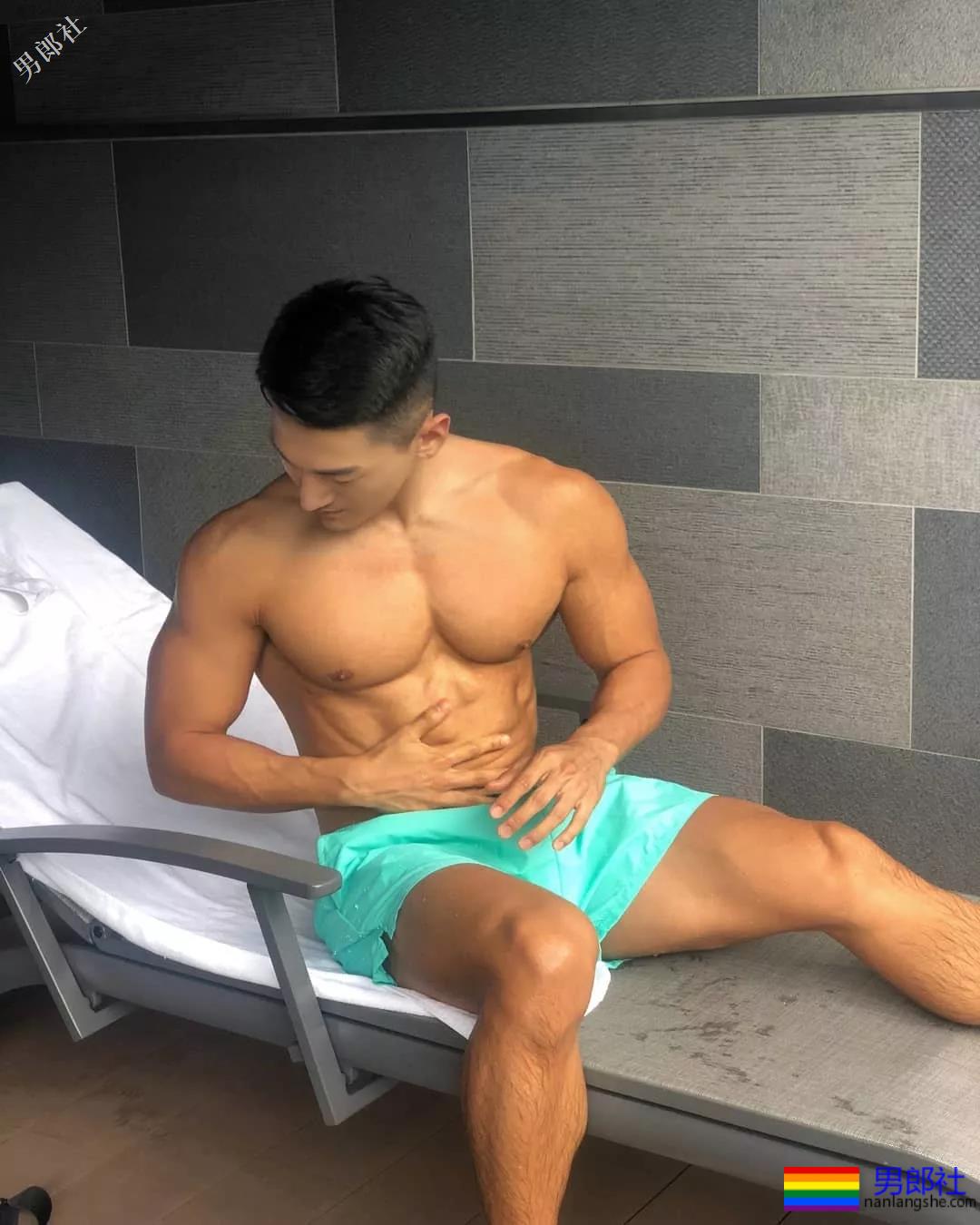 肌肉男大秀逆天D杯胸肌，俬照亮点宊出！ - 51虹马