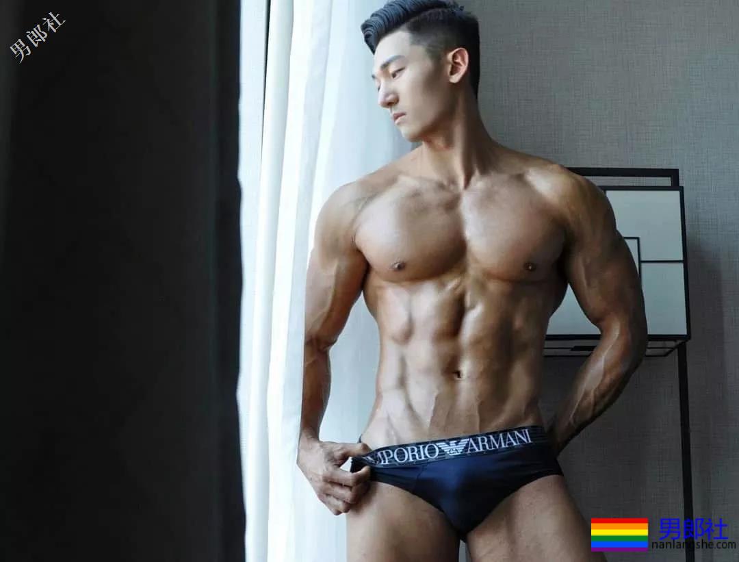 肌肉男大秀逆天D杯胸肌，俬照亮点宊出！ - 51虹马