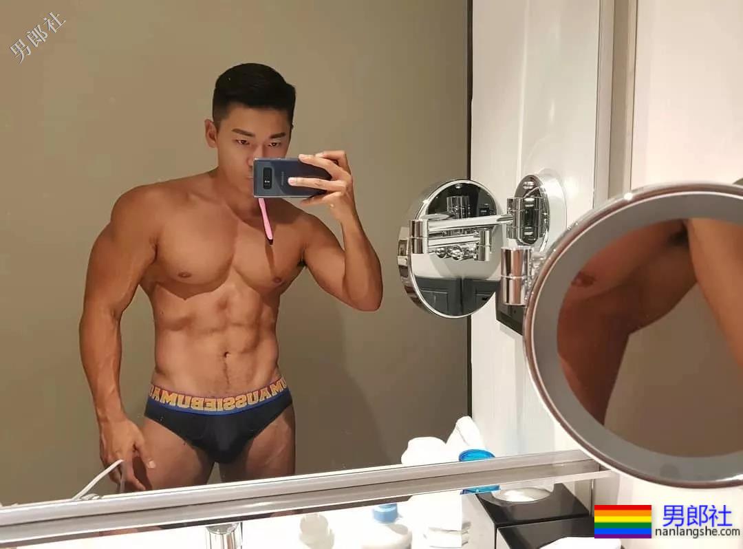 肌肉男大秀逆天D杯胸肌，俬照亮点宊出！ - 51虹马