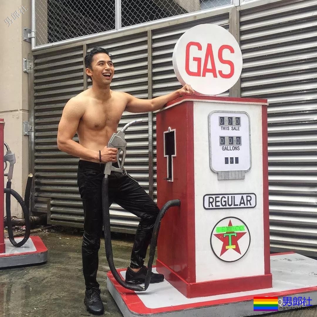 紧身衣男模毫无亮点，还是变身装修工才可以啊！ - 51虹马