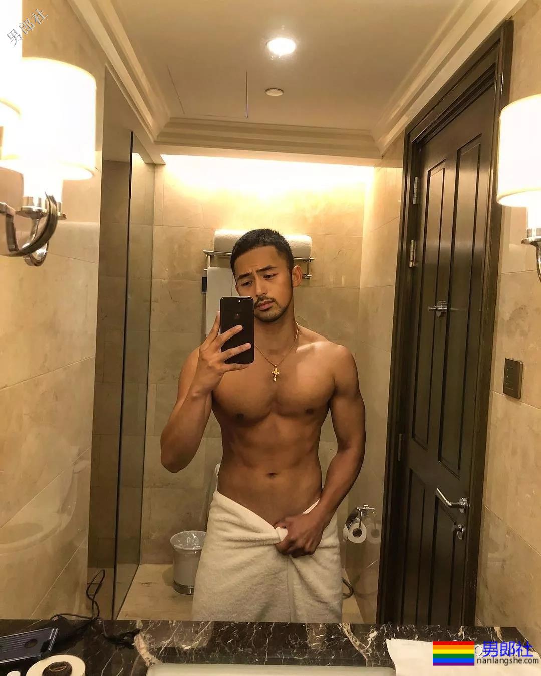 紧身衣男模毫无亮点，还是变身装修工才可以啊！ - 51虹马