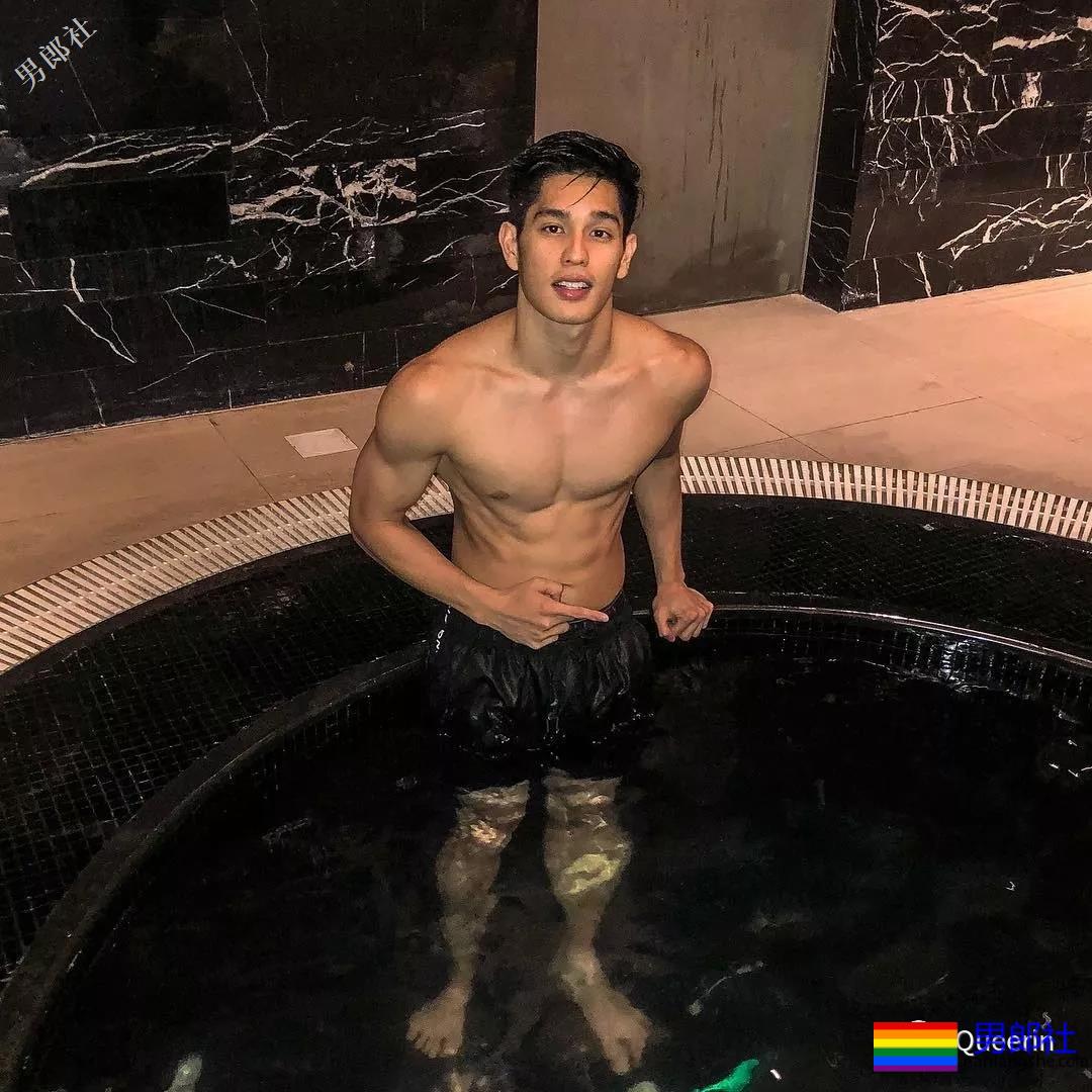 紧身衣男模毫无亮点，还是变身装修工才可以啊！ - 51虹马