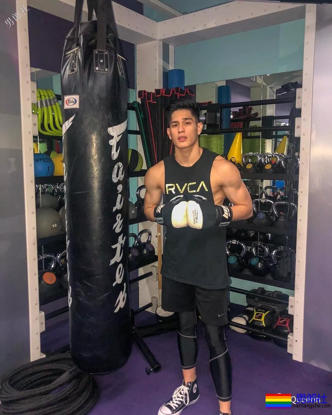 紧身衣男模毫无亮点，还是变身装修工才可以啊！ - 51虹马