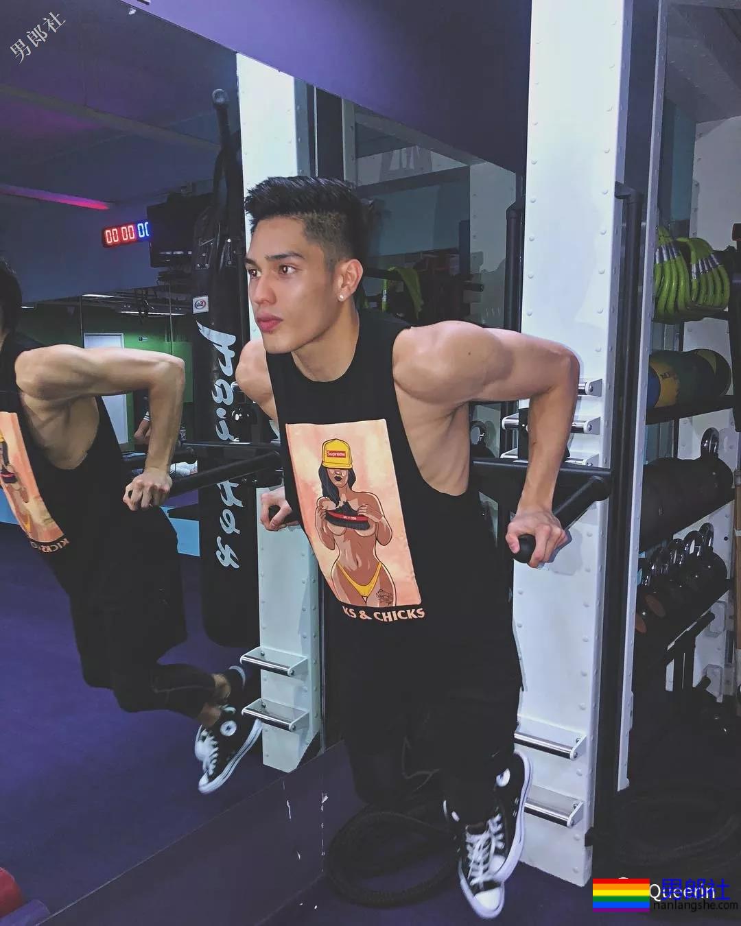 紧身衣男模毫无亮点，还是变身装修工才可以啊！ - 51虹马