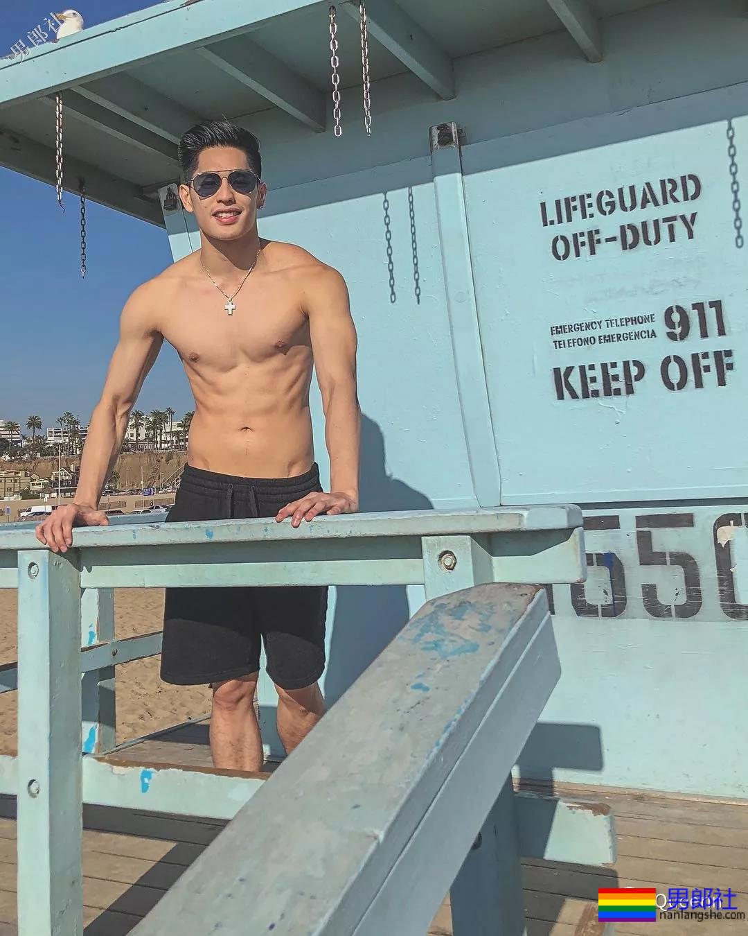 紧身衣男模毫无亮点，还是变身装修工才可以啊！ - 51虹马