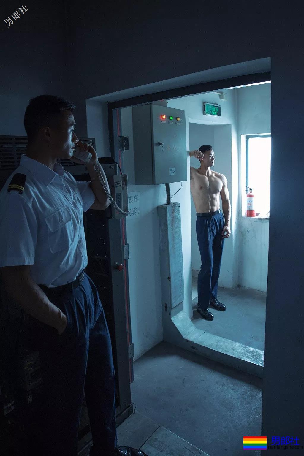 肌肉体育生居然不穿衣服！还玩起了捆绑？ - 51虹马