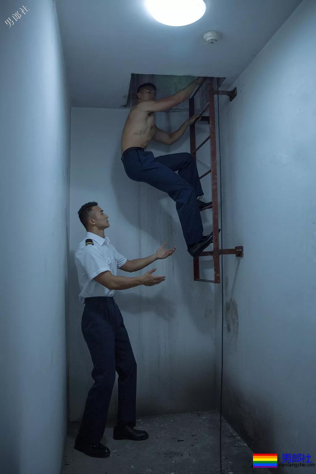 肌肉体育生居然不穿衣服！还玩起了捆绑？ - 51虹马