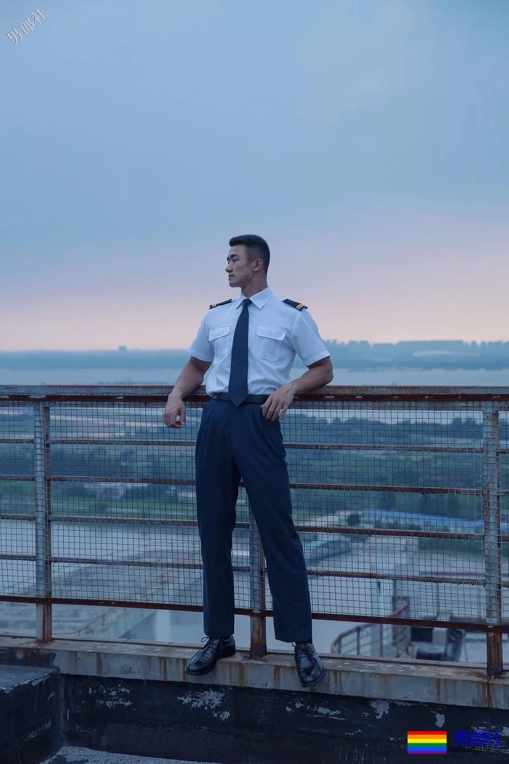 肌肉体育生居然不穿衣服！还玩起了捆绑？ - 51虹马